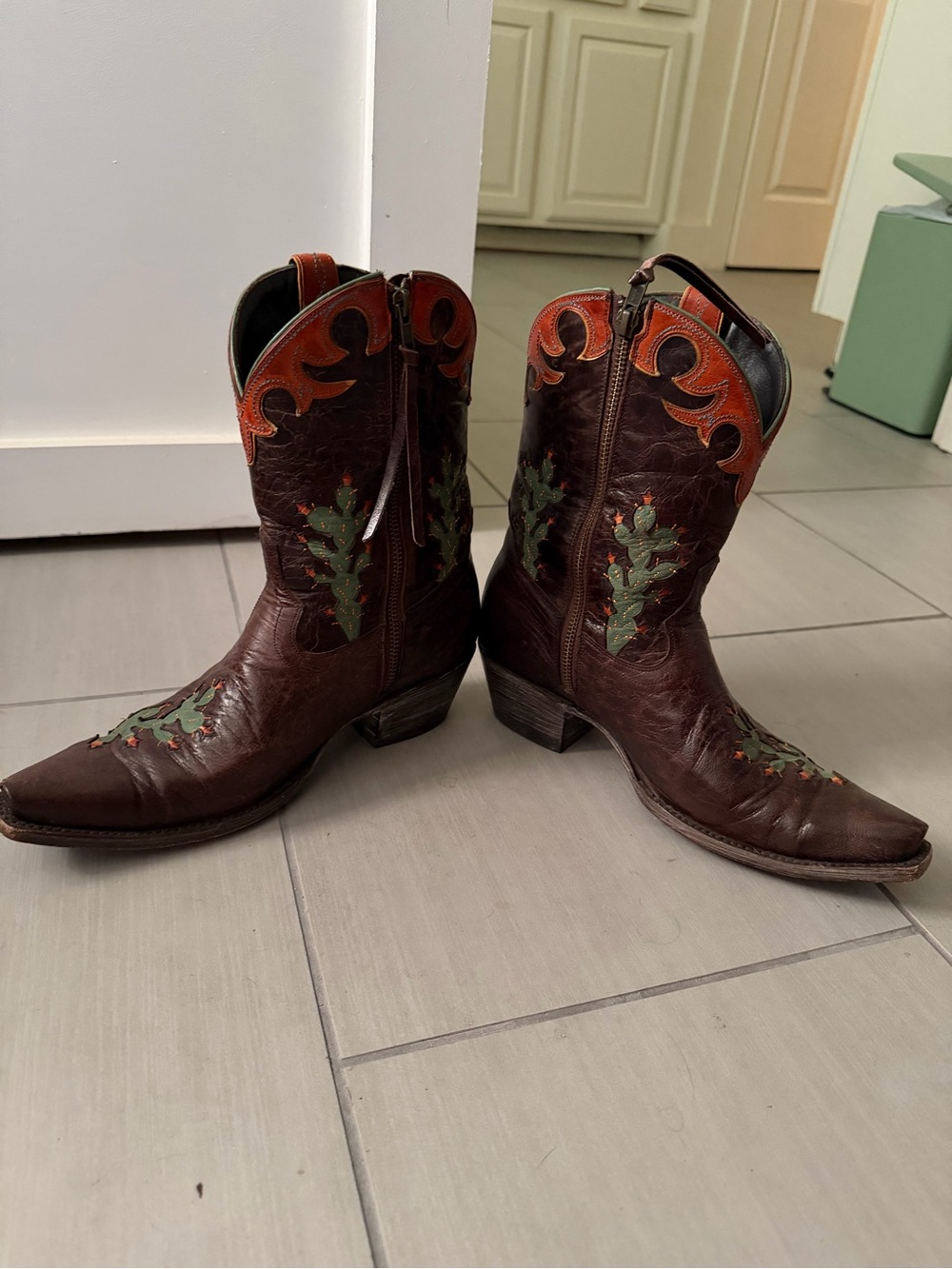 Chocolate Snip-Toe Mid Calf Boots With Cactus Inlay Size 9.5B